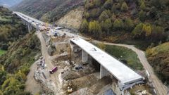 Imagen area de la reconstruccin de uno de los viaductos de O Castro, en la A-6