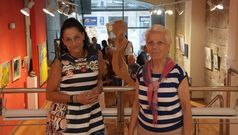 Tareixa Taboada y Mar�a del Carmen Vidal Souto, en la galer�a Visol de Ourense.