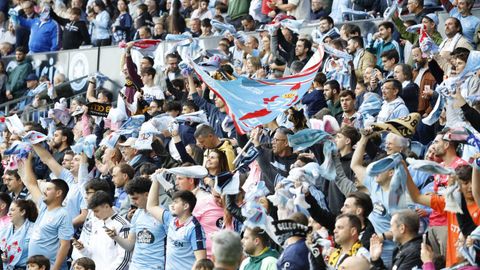 Aficionados del Celta, en las gradas de Bala�dos.