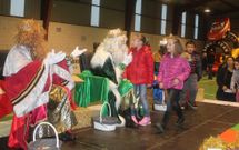 <span lang= es-es >Frades, primera parada</span>. Sus Majestades de Oriente ya est�n en tierras compostelanas. Entraron por Frades, acompa�ados de los m�sicos de la asociaci�n folcl�rica Sarillo y llegaron en coche al pabell�n, donde les organizaron una fiesta a la que acudieron unas trescientas personas.