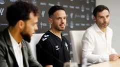 David Ferreiro, junto a Sergio �lvarez y Humberto Lede, en la rueda de prensa de presentaci�n como t�cnico de As Celtas.
