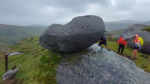 La pena Abaladoira en Alfoz, una roca grantica de ms de 20.000 kilos que mueve una sola persona