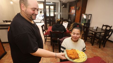 Javier Castro, con un cachopo, una de las especialidades del restaurante Entre Amigos