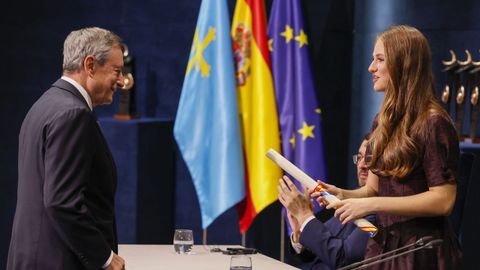 La princesa Leonor entrega economista y pol�tico Mario Draghi, el Premio Princesa de Asturias de Cooperaci�n Internacional, durante la ceremonia de entrega de los Premios Princesa de Asturias, este viernes en el Teatro Campoamor de Oviedo.