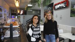 Dabila y Susana posan en el bar Brillar