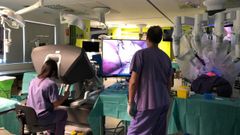 Cirujanos del Chuac durante una intervenci�n