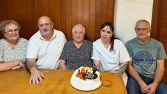Esperanza, junto al alcalde (a su derecha), su nuera, su hijo y la auxiliar del Servizo de Axuda no Fogar