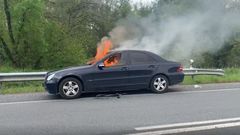 Arde un coche en la N-6 a la altura de Outeiro de Rei