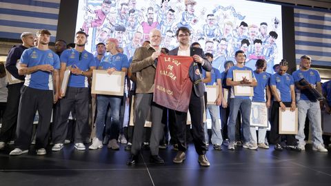El Deportivo hizo entrega a La Voz de una camiseta conmemorativa. Fue Massimo Benassi el que se la entreg� al presidente de la corporaci�n, Lois Blanco.