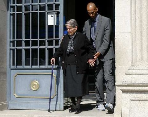 Domitila Rodr�guez ayudada por un familiar a la salida de la Audiencia Provincial. 