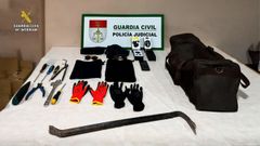 Incautaci�n de varios objetos utilizados supuestamente en la ejecuci�n de los robos.