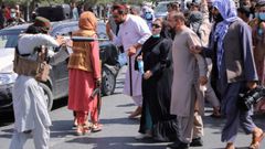 Un talibn protesta contra manifestantes ante la embajada de Pakistn en Kabul