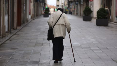 Personas mayores paseando por Ferrol