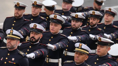 Soldados de las Fuerzas Armadas desfilan durante la celebracin del Da de la Constitucin en el Congreso de los Diputados en Madrid