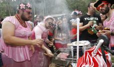 Disfrazarse es otro h�bito cada vez m�s extendido en la romer�a de Naseiro, que hoy celebra su jornada principal, de d�a y de noche. 