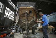 La rehabilitaci�n de la �Surfeira� es una tarea que exige muchas horas de trabajo artesanal. 