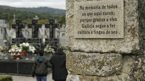 Cementerios singulares de Ourense.Cementerio parroquial de San Versimo en Celanova. Acoge la tumba del poeta Celso Emilio Ferreiro.