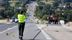 La Guardia Civil examina el lugar del accidente en el que murieron dos jvenes en agosto por la irrupcin de un jabal en la carretera.