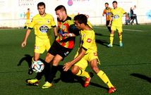 El delantero larach�s Miguel Taibo, presionado por los jugadores coru�eses Juan y R�ber. 