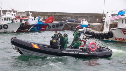 Los GEAS llegaron a Porto Meloxo para inspeccionar el barco bateeiro hundido ayer en la rada de O Grove