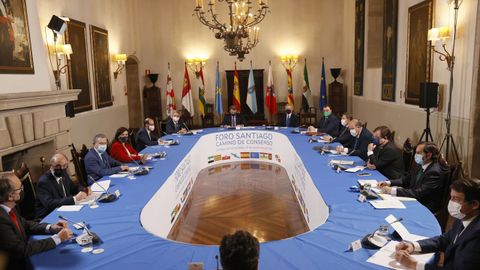 l presidente de la Xunta, Alberto N��ez Feij� (c) preside la reuni�n con otros siete presidentes auton�micos: Asturias, Arag�n, Castilla y Le�n, Castilla-La Mancha, La Rioja, Cantabria y Extremadura en Santiago de Compostela este martes para debatir un nuevo modelo de financiaci�n auton�mica en el marco de  Foro Santiago, del Consenso 