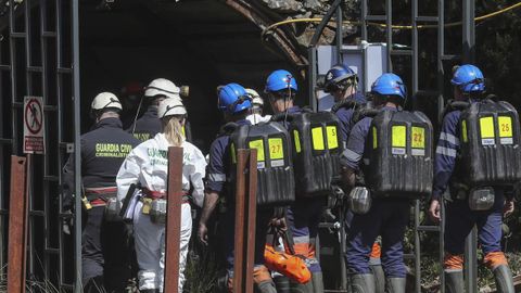 Investigadores, miembros de la brigada de salvamento minero y Polic�a Judicial de la Guardia Civil ayer martes en el exterior de la mina de Cerredo