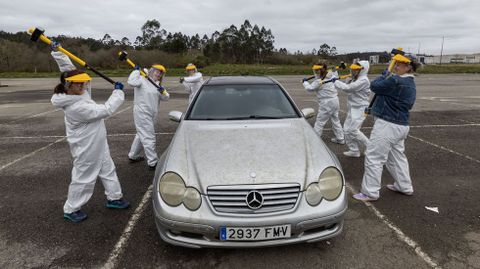 Uno de los ejercicios de la velada, descarga de tensi�n sobre un veh�culo