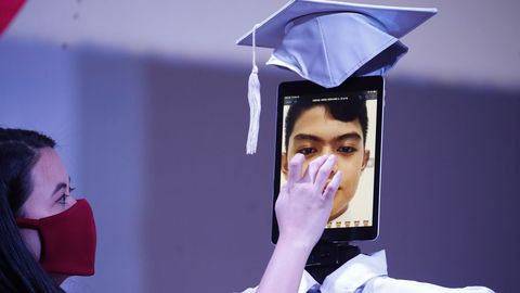 Graduaci�n en una escuela filipina con la imagen de los alumnos en una tablet que sostiene un sencillo robot