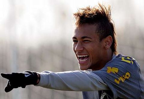 Neymar sonr�e durante un entrenamiento con la selecci�n brasile�a en el transcurso de la Copa Am�rica.
