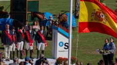 El equipo espa�ol compuesto por los jinetes Laura Roquet (2i), Mikel Aizpur�a (c), Manuel Fern�ndez Saro (2d) y Eduardo �lvarez Aznar (d) acompa�ados del jefe de equipo, Marco Fuste (i), tras imponerse en la Copa de Naciones del Concurso de Saltos Internacional Oficial de Espa�a que se disputa en el hip�dromo de Las Mestas, en Gij�n.