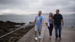 Iago disfruta mucho del paseo mar�timo porque la barandilla le permite caminar solo