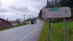 - La se&ntilde;al ubicada en la entrada de Lamasap&iacute;n que apuntaba a la distancia a Pino de Val y Muros casi se ha borrado por completo.