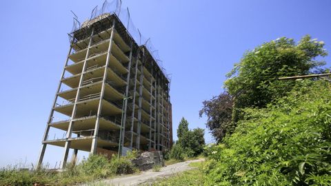 La finca sobre la que están edificadas las dos torres de O Garañón.