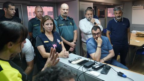 El presidente del Principado, Adrin Barbn (c), la delegada del gobierno Adriana Lastra (i) y el consejero de Medio Ambiente Alejandro Calvo (2d) visitan este domingo el Puesto de Mundo Avanzado (PMA) en Cangas del Narcea