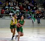 Jara Tuda se hace con un bal�n durante el partido.