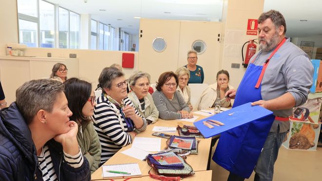 El chef Miguel Mosteiro, ayer en Carballo ense�ando consejos para trabajar con pescado y marisco