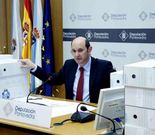 Louz�n compareci� ayer rodeado de los proyectos presentados.