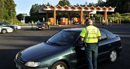 Imagen reciente de un control de drogas y tambi�n de alcoholemia en el peaje de la autopista en Fene. 