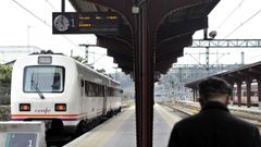 Entrada del tren de Ferrol en la estaci�n de San Crist�bal.