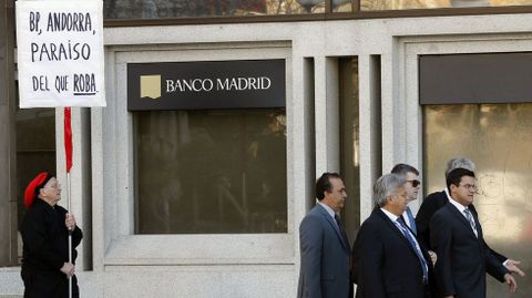 Un hombre protesta ante la sede del Banco de Madrid, el pasado 11 de marzo