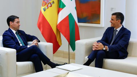 El lendakari, Imanol Pradales, se reunió en la Moncloa con el presidente del Goberno , Pedro Sánchez, antes de presidir la Comisión Bilateral de Cooperación Permanente entre el Estado y el País Vasco. 
