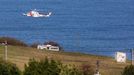 El 'Helimer' sobrevuela los acantilados de la costa Oeste de Gijón en la búsqueda de Lorena Torre