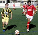 Pichi, a la derecha, futbolista del Broll�n en el Luis Bodegas.