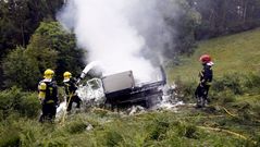Una furgoneta acaba ardiendo en un prado despu�s de incendiarse mientras circulaba en Viveiro.Una furgoneta acaba ardiendo en un prado despu�s de incendiarse mientras circulaba en Viveiro
