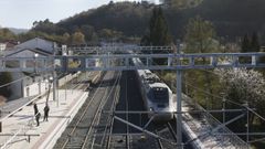 Llegada del tren Alvia a la estaci�n de Sarria procedente de Madrid.
