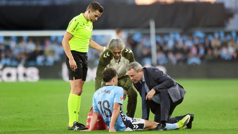 Pablo Dur�n, atendido por el doctor Cota y Ernesto Vieito durante el Celta-Mallorca en presencia del colegiado Guzm�n Mansilla.