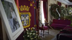 Una imagen de Paula Alvarellos preside la mesa en la que est el libro de condolencias. El saln de plenos, donde se recibe el duelo, est lleno de arreglos florales