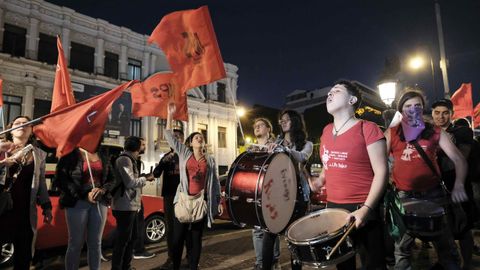 Grupos de manifestantes expresan su apoyo en las calles de San Jos�, capital de Costa Rica, a las mujeres que se atrevieron a denunciar al expresidente del pa�s