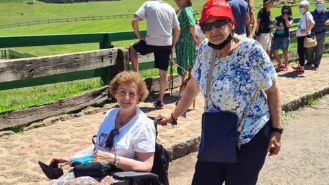 Blanca COlunga y su hermana Rosario en una excursin de ASEMPA a Cabrceno