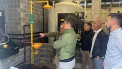 El director de Augas de Galicia, Roi Fern�ndez, durante la visita en el 2024 junto al alcalde, Javier Ca�nzos, a la estaci�n de tratamiento de agua potable (ETAP) del municipio..